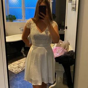 studentklänning - Superfin vit klänning med spets och öppen rygg som är perfekt till studenten eller skolavslutningen. Kommer från bubbelroom och märket Chiara Forti. Helt oanvänd, lappen kvar, endast testad. Ordinarie pris 599kr. Fler bilder kan fås om man önskar 🦋