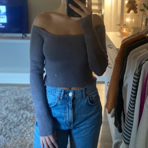 Tröja off shoulder 💫 - Säljer denna off shoulder toppen i stickat material. Super skön och bekväm 🍸💫❤️❤️ kommer aldrig till användning 