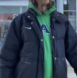 Nike vintage puffer jacket - Skitsnygg vintage jacka från Nike. Strl M och är oversize. Lite för stor på mig som är 158 lång. 🖤 passar både tjejer och killar