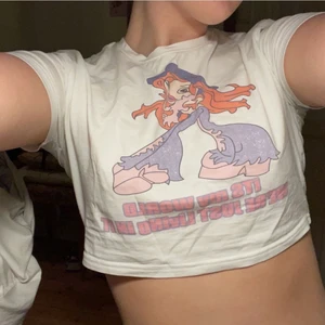 Baby tee - En babytee med tryck och text på, super söt!! Men kommer ej till användning 