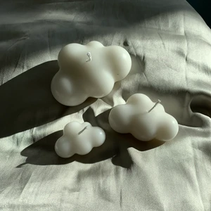 Molnljus i färgen Cloudy - Detta är några av våra fina molnljus i trepack!!🤍✨