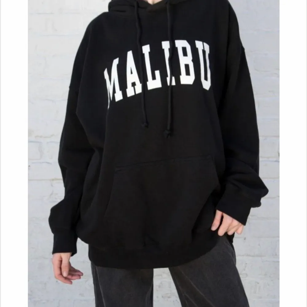Säljer denna malibu hoodie från Brandy. Använd men bra skick. Den är i oversize fit. Kom privat för fler bilder. . Hoodies.