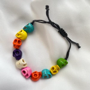 Armband - Armband med färgglada dödskallarna på🖤 Justerbar, inte defekter! Köpare står för frakt 