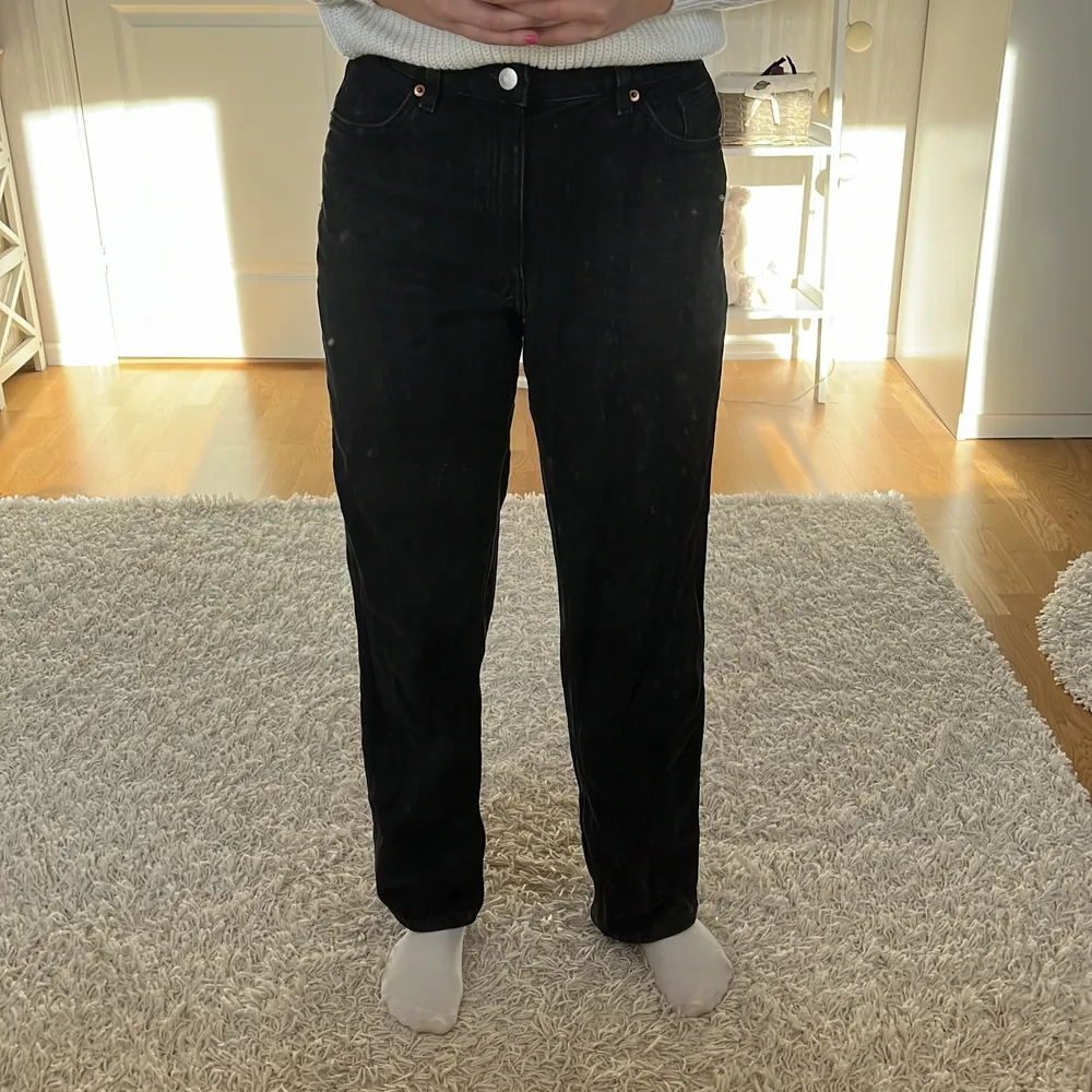 Raka jeans ifrån MONKI i en svarta/urtvättat svart färg. Modellen taiki. Bra skick 💕 Sitter perfekt i längd på mig som är 165, brukar ha 36/38 på jeans.. Jeans & Byxor.