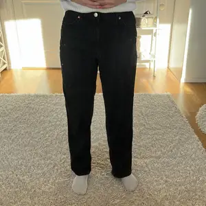 Raka jeans ifrån MONKI i en svarta/urtvättat svart färg. Modellen taiki. Bra skick 💕 Sitter perfekt i längd på mig som är 165, brukar ha 36/38 på jeans.