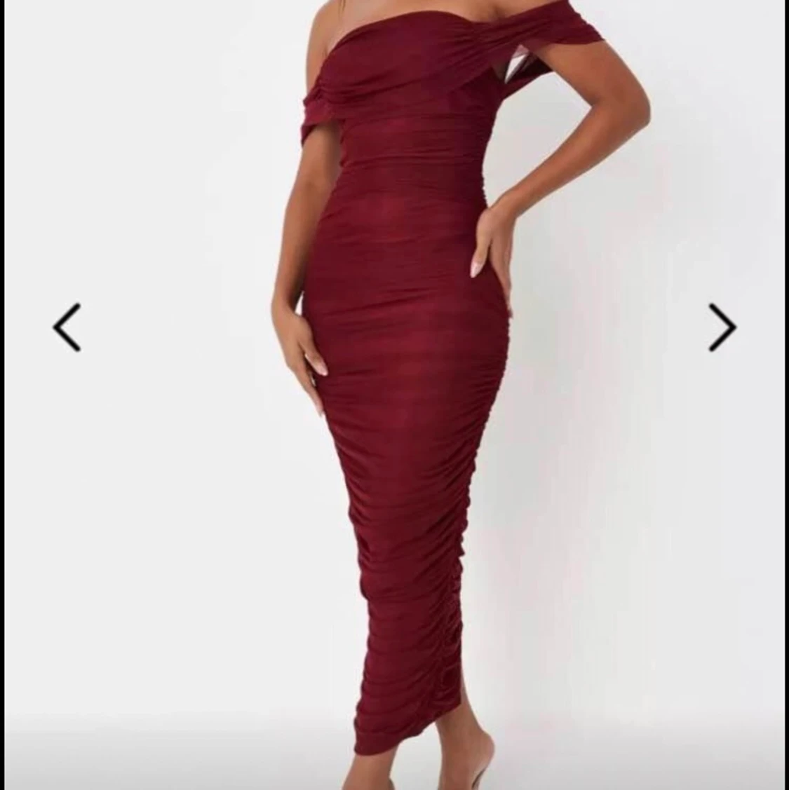 Röd rynkad festklänning  - 90