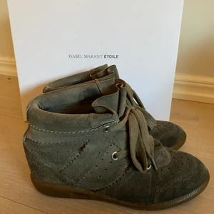 Isabel Marant bobby sneakers - Säljer mina älskade Isabel Marant sneakers som är använda men fortfarande superfina. Köpta på Mytheresa för 4400 kr i storlek 39 (jag är en 38 men man brukar få gå upp en storlek i dessa). Kvitto finns!💚💚