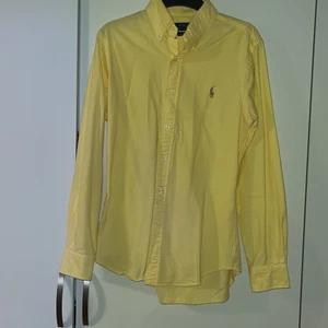 Ralph lauren skjorta storlek S  - Ralph lauren skjorta storlek S i slim fit. Endast använd 2 gånger. Säljs då jag vuxit ur den.