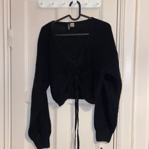 Svart stickad tröja - Svart stickad tröja med dragsko. Knappt använd. Stl S