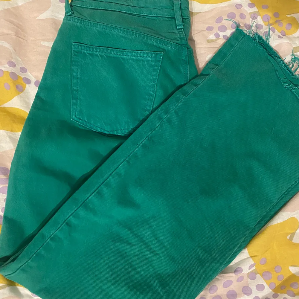 Super snygga zara jeans i storlek 42, perfekt till våren med den gröna färgen. Byxororna finns inte längre på deras hemsida. Använda ett få tal gånger, byxorna är i nytt skick.. Jeans & Byxor.
