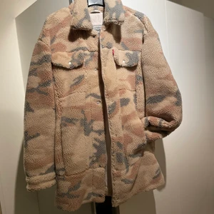 Levis jacka - Helt oanvänd Levis jacka säljes! Jätte fint skick & super snygg! Kan skickas men står inte för frakten! 