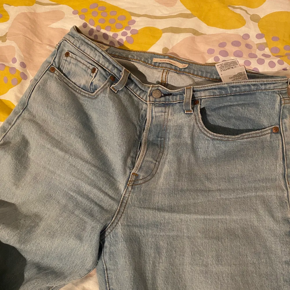 Skit snygga Levis jeans i storlek W30 L28, i modellen wedgie straight. Säljer dessa byxor på grund av att dom inte kommer till användning, dom passar extremt bra till våren som snart kommer ☺️. Jeans & Byxor.
