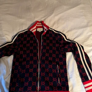 Gucci Track Jacket - Storlek M, finns ej att få tag på längre, cond 9/10 endast använd fåtal gånger. Köpt på Harrods i London. Nypris 14k.