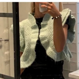 Zara grön volang kofta - Säljer för 200. Knappt använd storlek s