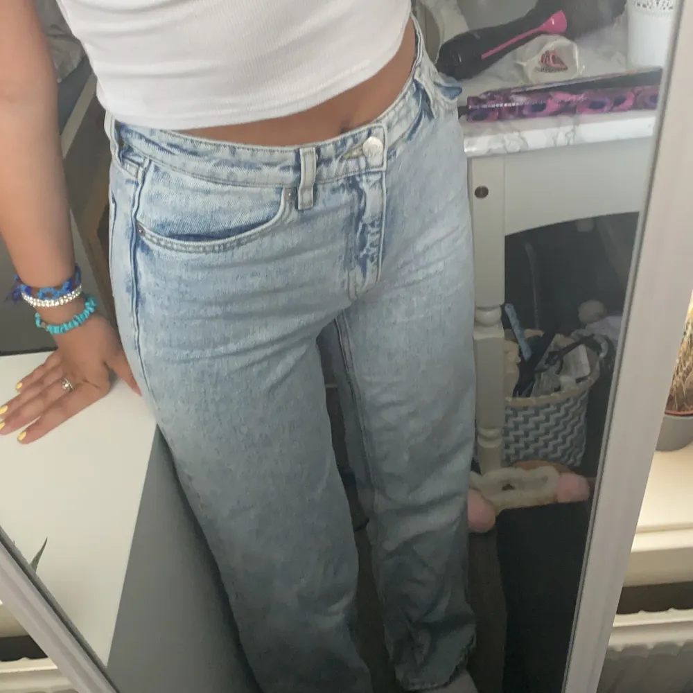 i perfekt skick, säljer pga det inte riktigt passar mig längre 💕  är 163 för referens!. Jeans & Byxor.