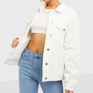 Oversized demin jacket/ ny/ jeansjacka/ Missguided/ stl 40 - Jeansjacka från Missguided i vit färg. Använd en gång och sen tvättad en gång, så helt i nyskick! Storlek 40, men fungerar även för 42. Försluts framtill med knappar. Två fickor nedtill samt två bröstfickor. 100% bomull. Kostar 500 kr ny. :)