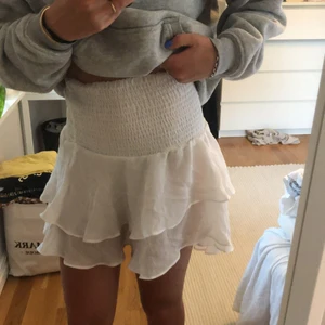 Volang kjol - Säljer min fina vite volang kjol. Endast använd en gång. Den har en hög midja i resår å är en strl S men passar en XS. Budgivning börjar på 100kr+frakt 