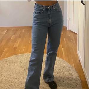 Ett par jeans från weekday i storlek 27/30. Säljer pga av att dem är lite förstora för mig i midijan