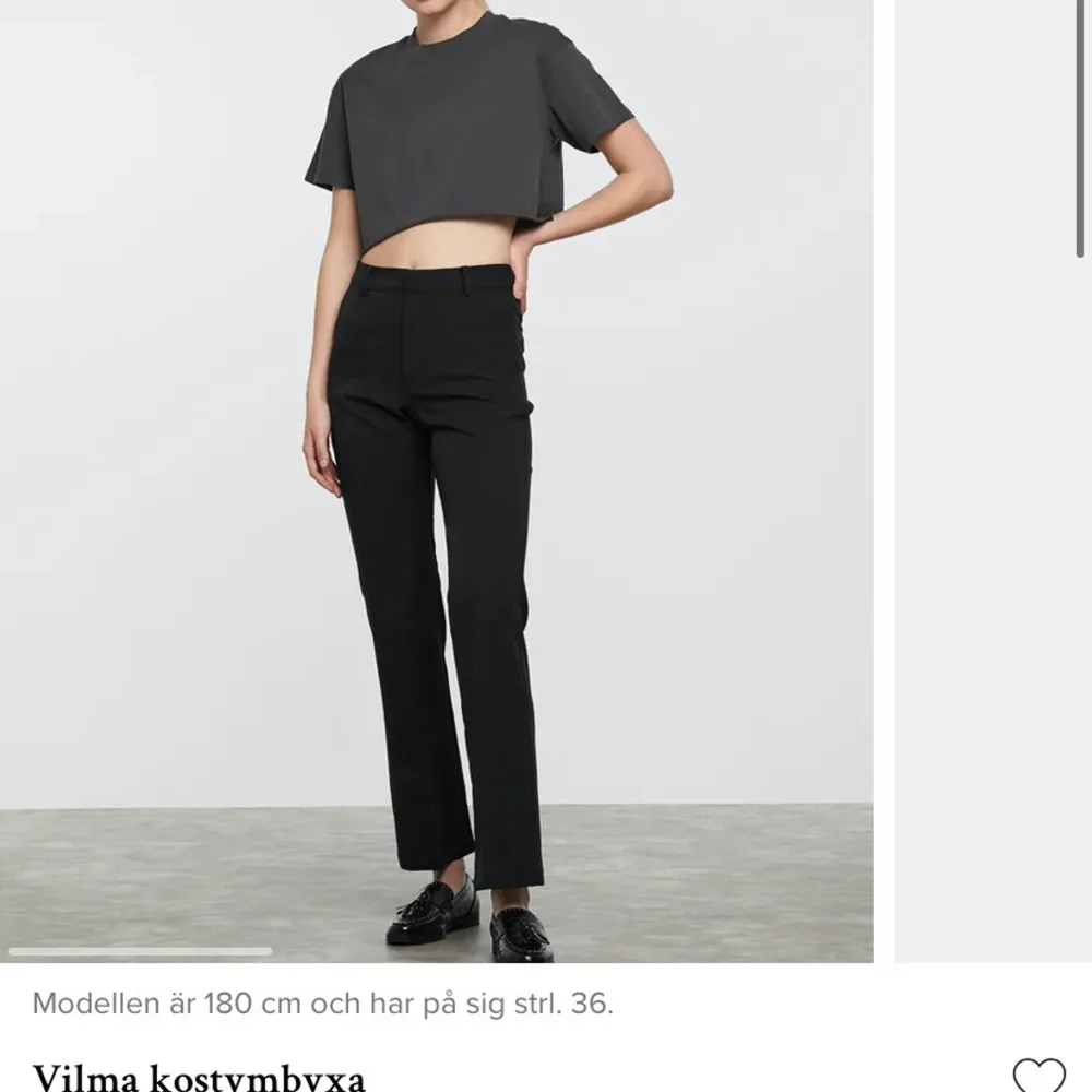 Jättefina svarta kostymbyxor från BikBok. Det är byxan ”Vilma”. Verkligen superfina, men de är tyvärr för tajta på mig. Nypris är 399 kr. Skulle kunna tänka mig att byta mot ett par i strl 36, om de är i bra skick!🥰. Jeans & Byxor.