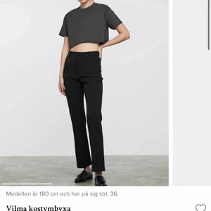 Vilma kostymbyxa BikBok - Jättefina svarta kostymbyxor från BikBok. Det är byxan ”Vilma”. Verkligen superfina, men de är tyvärr för tajta på mig. Nypris är 399 kr. Skulle kunna tänka mig att byta mot ett par i strl 36, om de är i bra skick!🥰
