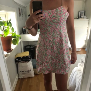 Zara klänning  - Säljer denna klänning från zara. Den är helt oanvänd och säljer då jag inte fått användning för den. Klänningen är i strl XS och ärslutsåld på hemsidan. Den är blommig och har en öppen rygg med snörning. Bud börjar på 200+frakt eller köp direkt för 300+frakt.