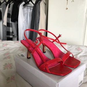 Klackar Na-Kd storlek 39 - Säljer dessa super söta och helt nya klackarna från nakd i storlek 39, jätte lätta o sköna klackar o säljer endast då jag behöver rensa och ej hunnit använda helt enkelt! Frakt ingår vid snabb affär