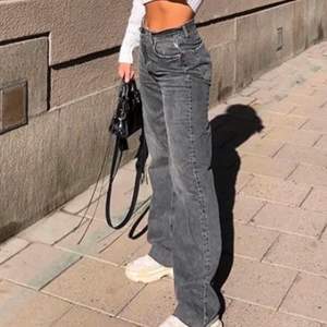 Zaras populära 90s full lenght jeans, säljs då de sitter för tajt på mig, och kommer derför inte till användning, därav super skick. Buda!💓 