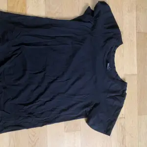 Vanlig svart t-shirt från ginatricot. 