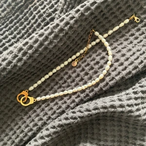Pärlhalsband med smiley och handklovar - Köpt av @bonanza här på plick💘 Använder inte så mkt då det ej var min stil tyvärr trooots att det är så snyggt👌🏻👌🏻👌🏻