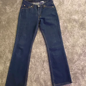 Lågmidjade Levis Jeans - Jätte fina låg mildjade Levis jeans🥰 säljer pårgrykd av att det inte riktigt är min stil❤️ köpt second hand. Strl sår inte på men skulle säga 36/38 