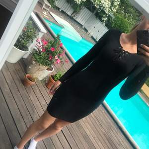 Svart klänning från FB sister (new yorker) med knytning fram💕 Stl S
