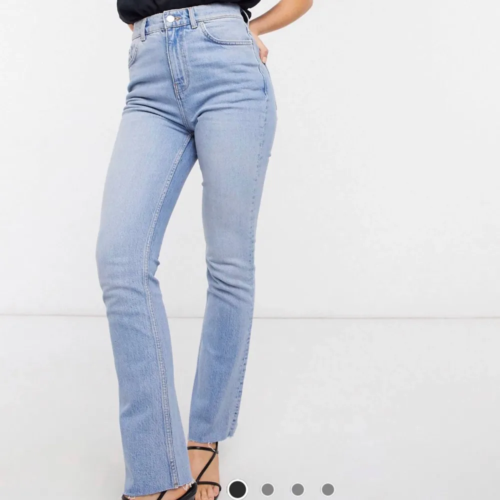 Ljusblåa jeans, endast testade, säljer då de är några cm förkorta på mig, skulle nog sitta bäst på någon 176 och neråt 💕. Jeans & Byxor.