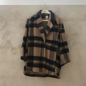 Rutig kappa - Säljer min fina rutiga kappa från H&Ms förra höstkollektion. Sparsamt använd. Oversized. Kan mötas i sthlm annars står köpare för frakt.