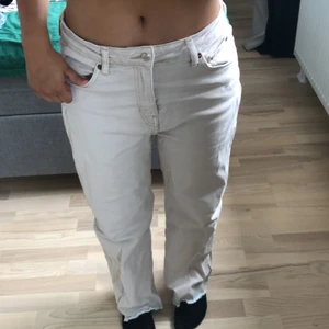 byxor - säljer dessa fina byxor använda ett par gånger men säljer för att jag ej använder dom längre(köpare står för frakt)❤️