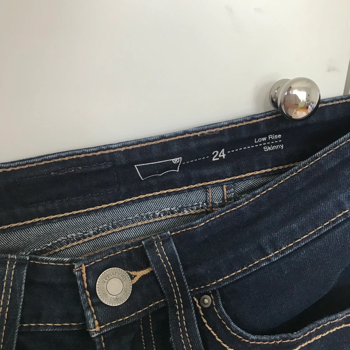 Ett par snygga lågmidjade Levis jeans som dessvärre är för små för mig, som är i väldigt bra skick - 91