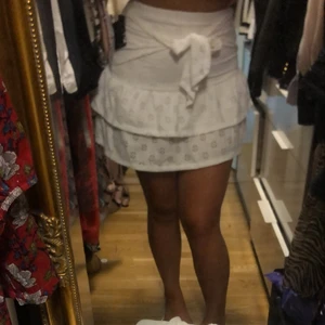 Vit kjol - Somrig kjol från Nelly, med lappar o allt kvar. Oanvänd. 