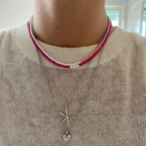 Pärlhalsband  - Pärlhalsband i olika färger och storlekar! Ni kan köpa dessa men också skriva om ni vill ha någon speciell färg och längd osv så kan jag fixa de. 25kr för dem på bilderna och 35 kr om ni vill bestämma själva vilken färg osv. ❤️