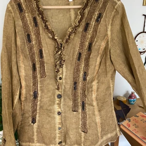 Skjorta  - En jättecool skjorta som är köpt secondhand! Jag har aldrig använt den för den är inte riktigt min stil. Passar både större S, M och L. 