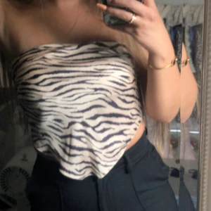 scarf topp - scarf topp från asos, använd 2-3 ggr, bra skick! kan användas till mer än bara topp! kan frakta o kan mötas upp!