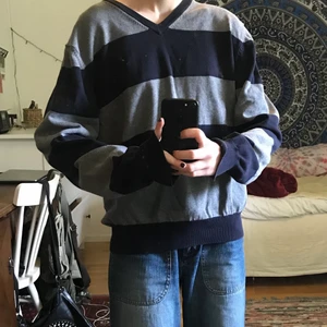 V-ringad tröja  - Jättefint skick från Boomerang! Dem är marinblå och grå 