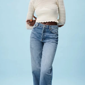 Helt nya zara jeans - Jag är 161cm lång och de är för långa skulle passa någon som är 165cm och längre. Helt oanvända , prislappen är kvar. Köpa för 399kr säljer för 300kr 