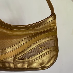 Nike väska - Fin väska från Nike. frakt tillkommer, kan möjligtvis mötas upp i Gbg