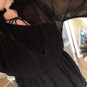 Svart Klänning från NaKd - Meshaktig klänning från Nakd med snörning vid halsen🖤 Oanvänd