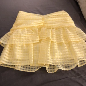 kjol från gina tricot - använd en gång. säljer då den sitter väldigt tajt över rumpan + att den är rätt kort & det gör mig obekväm :) frakten är inräknad i priset