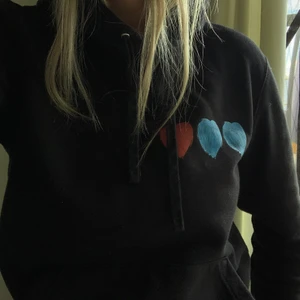 Svart hoodie - Säljer denna fina hoodie från the cool elephant, endast provad och säljs inte längre!🤩 
