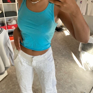 Söt ljusblå linne - Säljer mitt supersöta blåa linne💕, linnet är i storlek XS men passar mig som vanligtvis har S/M den är croppad och i superskick💕 buda gärna!✨Kolla gärna in min profil om du hittar något mer fint❤️