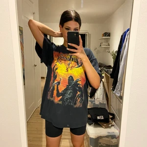 T-shirt med tryck  - En favvo som inte kommer till användning längre 🖤 Frakt tillkommer, 63kr spårbart 🖤