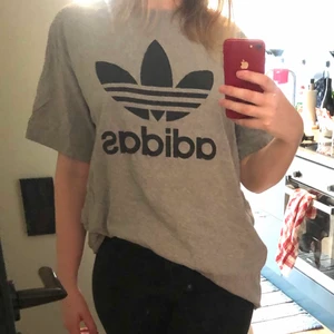 Adidas t-shirt - Snygg grå t-shirt från Adidas! Storlek 2XL men passar riktigt bra om man vill ha oversize eller croppa den! Frakt ingår