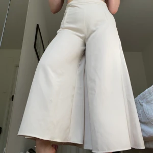 Riktigt vida byxor - Köpte i england så märket är inget från det vanliga. Högs i midjan och jättevida i benen, supersköna speciellt på sommaren!