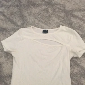 Topp🤍 - En vit jättefin topp🤍Bra skick🤍skriv för frågor & fler bilder 🥰